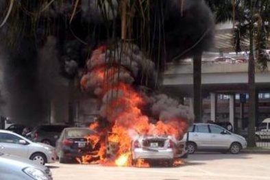 Cháy ô tô ở sân bay Nội Bài